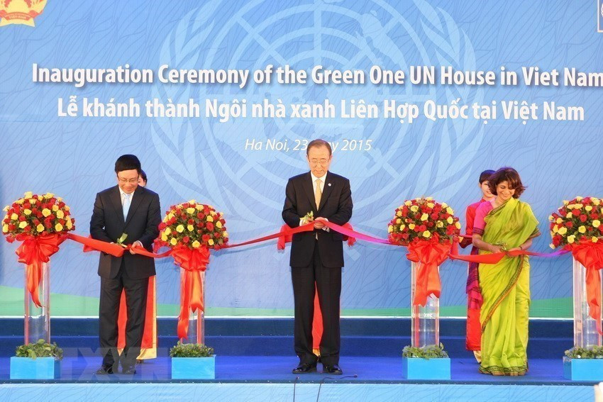Secretary-General Ban Ki-moon, Deputy PM and Foreign Minister Pham Binh Minh and UN Resident Co-ordinator to Vietnam Pratibha Mehta cut the ribbon to inaugurate the Green One UN House in Hanoi, May 23, 2015. The inauguration demonstrates Vietnam's commitment to facilitate the co-ordination, coherence, efficiency and effectiveness of the UN system and reflects Vietnam's commitment to responding to climate change and reducing the impacts of daily activities on the environment. (Photo: VNA)