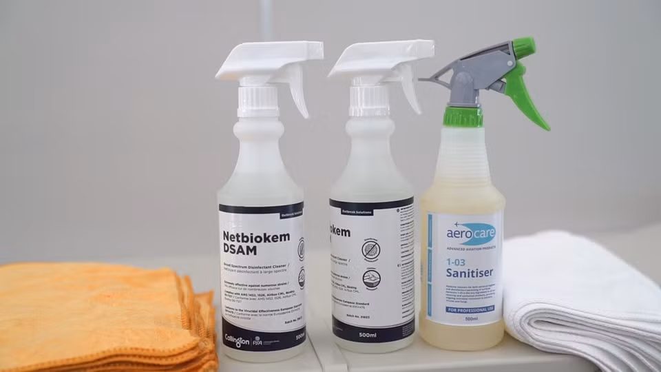 Types of disinfectants are approved by aircraft manufacturers and health organisations. The aircraft manufacturers recommend the use of a 70 percent Isopropyl Alcohol (IPA) as a disinfectant for the touch surface in the cockpit, cabin and cargo holds, stated the International Air Transport Association (IATA). For other surfaces, as per the World Health Organisation (WHO), cleaning and disinfection products shall have at least 60 percent alcohol to effectively destroy the virus. Guidelines for cleaning crew who have to clean an arriving aircraft with a suspected case of communicable disease have also been issued, especially in the context of the ravaging COVID-19 pandemic (Photo: VietnamPlus)