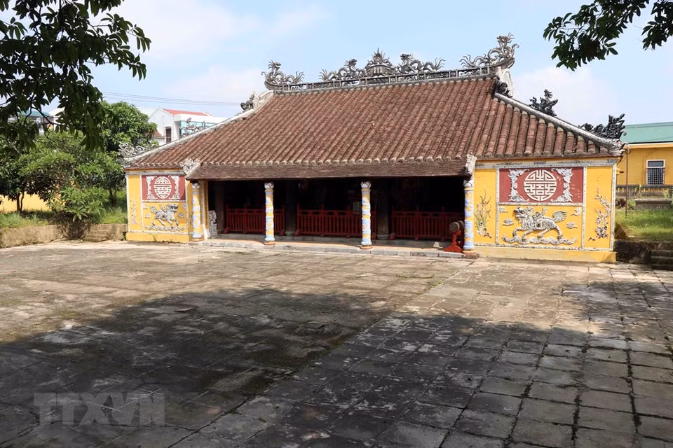 Duong No communal house in Phu Duong commune, Phu Vang district, Thua Thien-Hue province is associated with Uncle Ho's childhood (Photo: VNA)