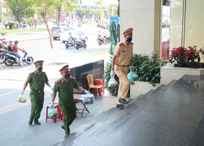 Police deliver food to people isolated at a hotel in Da Nang city (Photo: VNA)