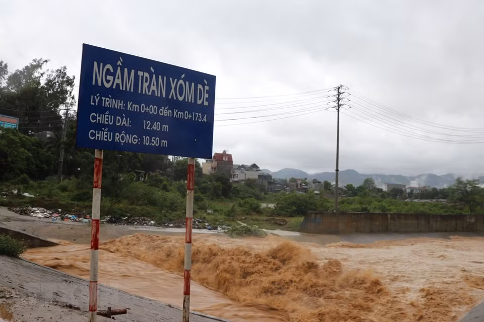 Many streets in Hoa Binh province are also affected by flood (Source: VNA)