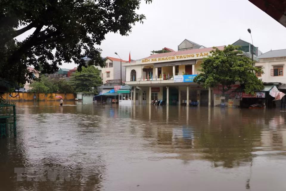 Many streets in Hoa Binh province are also inundated with floodwater (Source: VNA)