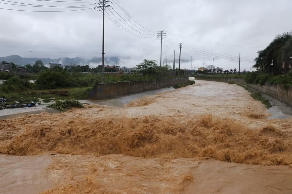 De Spring in Huu Nghi ward of Hoa Binh city, Hoa Binh province, is in spate (Photo: VNA)