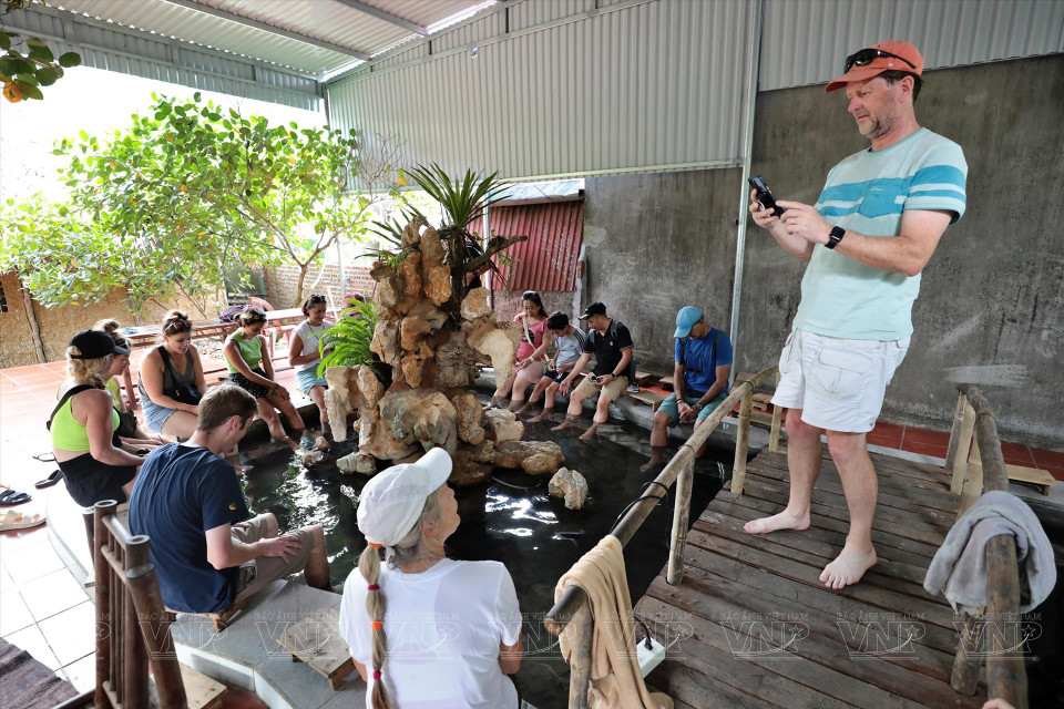 Tourists enjoy a “fish massage”. (Photo: VNP/VNA)