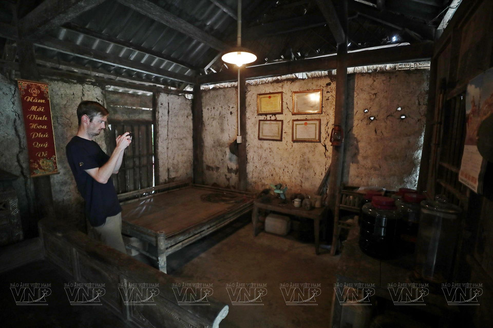 Foreign tourists enjoy taking pictures of the ancient interiors of houses. (Photo: VNP/VNA)