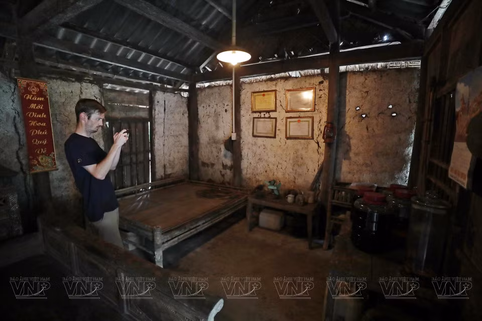 Foreign tourists enjoy taking pictures of the ancient interiors of houses. (Photo: VNP/VNA)