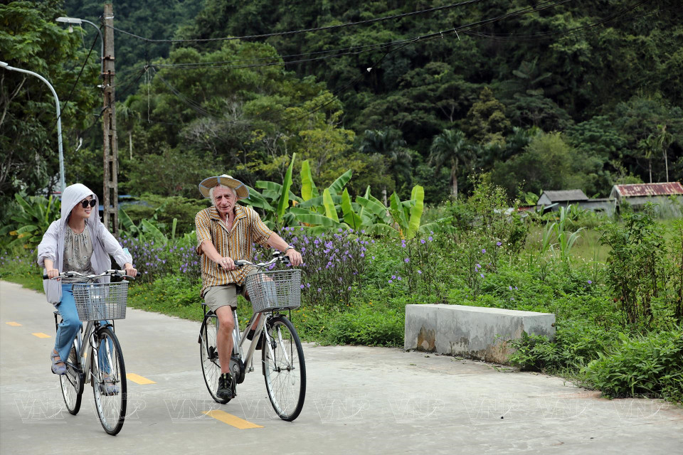 Visitors can rent bicycles to ride around the village and local area. (Photo: VNP/VNA)