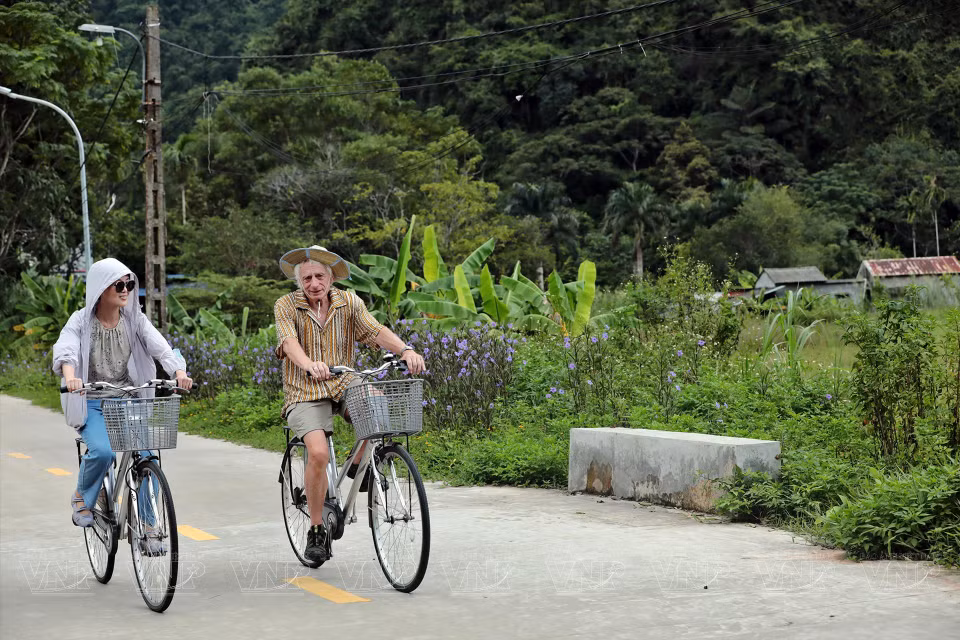 Visitors can rent bicycles to ride around the village and local area. (Photo: VNP/VNA)