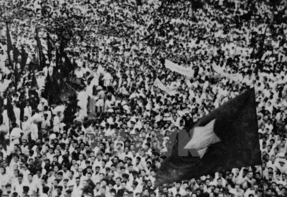 Meeting to launch an uprising held by Viet Minh Front at the Hanoi Opera House on August 19, 1945 (Source: VNA)
