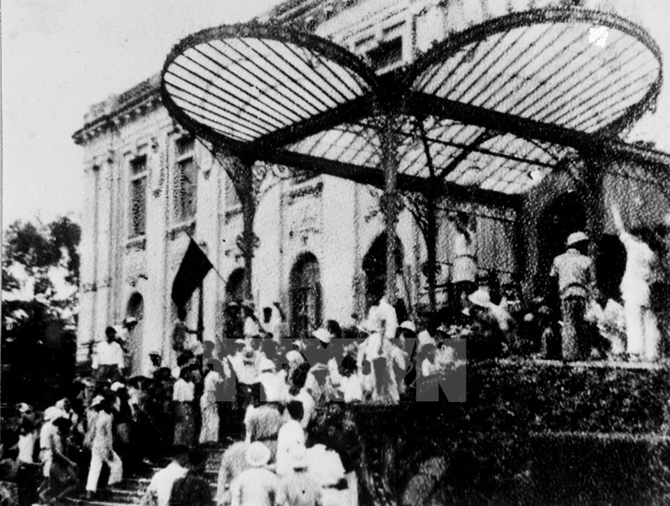 On August 19, 1945, after the meeting, Hanoi people occupied the Bac Bo Palace, the headquarters of the puppet government of the French force in the northern region (Source: VNA)
