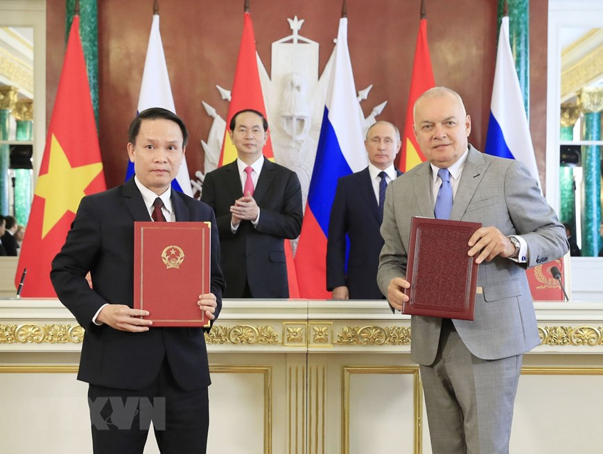A cooperation agreement between Vietnam News Agency and Russian state-owned news agency Sputnik is signed under witness of Vietnamese State President Tran Dai Quang and President of Russian Federation V. Putin, Moscow, June 29, 2017 (Photo: VNA)