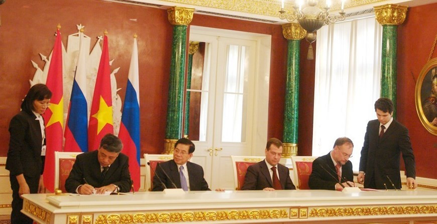 Deputy General Director of Vietnam News Agency Tran Mai Huong and First Deputy General Director of ITAR TASS Mykhail Kalmykov sign cooperation agreement under witness of Vietnamese State President Nguyen Minh Triet and President of Russia Dmitry Medvedev (Photo: VNA)