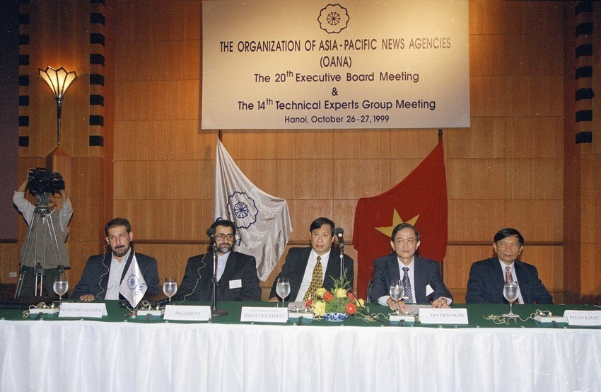 Deputy Prime Minister Pham Gia Khiem (middle) and General Director of Vietnam News Agency Ho Tien Nghi (second right) as members of Presidency Board at the 20th Executive Board Meeting of the Organization of Asia-Pacific News Agencies (OANA), Hanoi, October 26, 1999 (Photo: VNA)