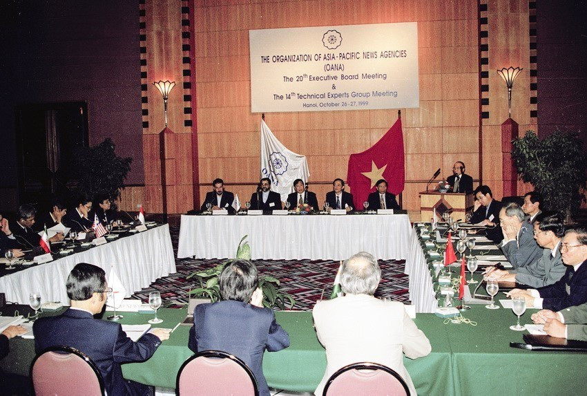 OANA's 20th Executive Board Meeting and the 14th Technical Experts Group Meeting take place in Hanoi, October 26 to 27, 1999 (Photo: VNA)