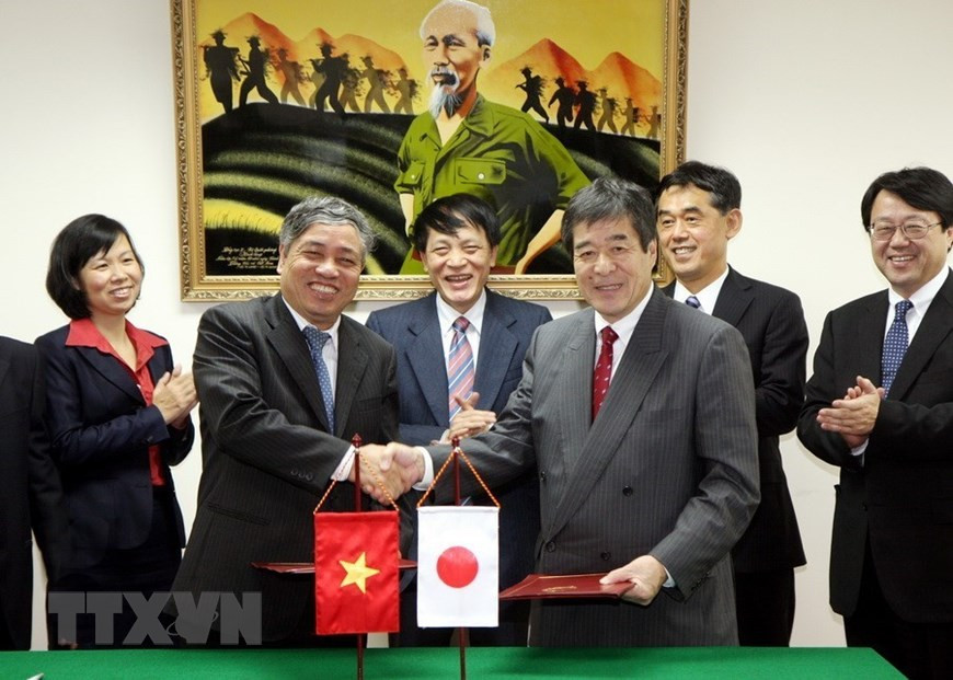 VNA General Director Tran Mai Huong works with a delegation from Kyodo News (Japan) in Hanoi, November 22, 2010 (Photo: VNA)