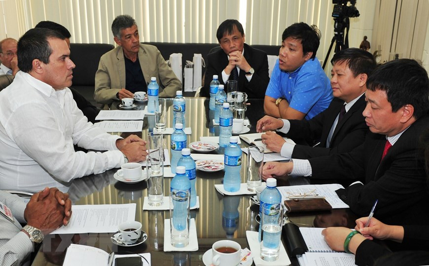 Deputy General Director of Vietnam News Agency Dinh Dang Quang holds talks with President of Prensa Latina Luis Enrique Gonzalez Acosta as part of the former’s visit to Cuba from April 10 to 11, 2019 (Photo: VNA)