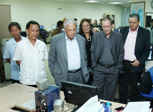 General Director of Vietnam News Agency Nguyen Duc Loi welcomes a delegation from the Ideological Department of the Cuban Communist Party Central Committee, September 16, 2013 (Photo: VNA)