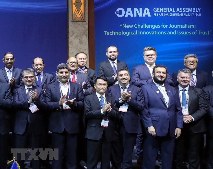 General Director of Vietnam News Agency (first row, third left) in a group photo with heads of delegations at the 17th OANA General Assembly in Seoul, the Republic of Korea, November 7, 2019 (Photo: VNA)