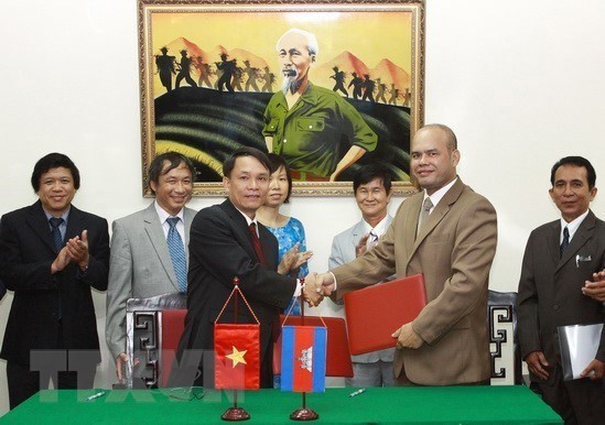 Vietnam News Agency and Agence Kampuchea Presse (AKP) sign cooperation deal, August 1, 2011 (Photo: VNA)
