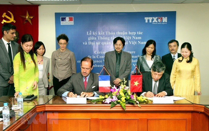 VNA General Director Tran Mai Huong and French Ambassador to Vietnam Jean Francois Girault sign bilateral cooperation deal, November 19, 2010 (Photo: VNA)