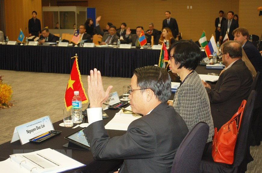 VNA General Director Nguyen Duc Loi, head of Vietnamese delegation to the 39th conference of the Organization of Asia-Pacific News Agencies (OANA)’s Executive Board and other heads of delegations approve OANA Seoul 2015 Declaration within the framework of the 39th conference of OANA’s Executive Board in Seoul, the Republic of Korea, November 16-17, 2015 (Photo: VNA)