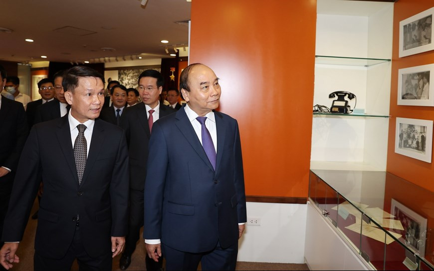 Prime Minister Nguyen Xuan Phuc and delegates visit VNA’s exhibition hall, September 13, 2020 (Photo: VNA)