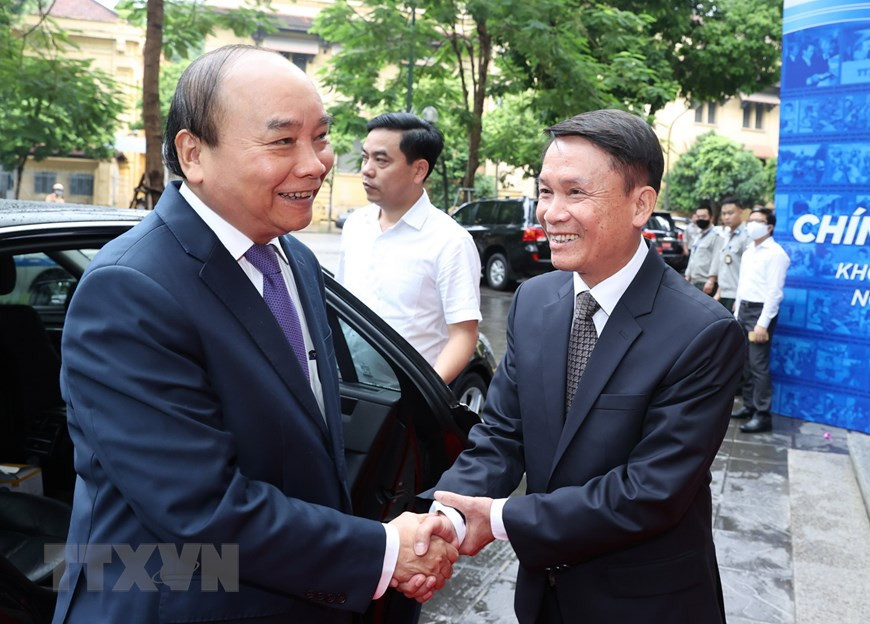 General Director of Vietnam News Agency Nguyen Duc Loi greets Prime Minister Nguyen Xuan Phuc when he arrives at the ceremony to mark the 75th founding anniversary of Vietnam News Agency (September 15, 1945 - September 15, 2020) (Photo: VNA)