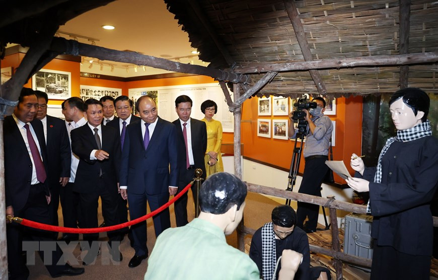 Prime Minister Nguyen Xuan Phuc and delegates visit Vietnam News Agency’s exhibition hall (Photo: VNA)