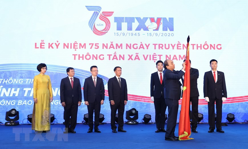 Prime Minister Nguyen Xuan Phuc presents first-class Labour Order to Vietnam News Agency on the occasion of its 75th founding anniversary (Photo: VNA)