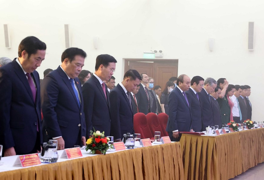 Prime Minister Nguyen Xuan Phuc and delegates hold a moment of silence to pay tribute to Vietnam News Agency journalists who were killed on duty during the war (Photo: VNA)