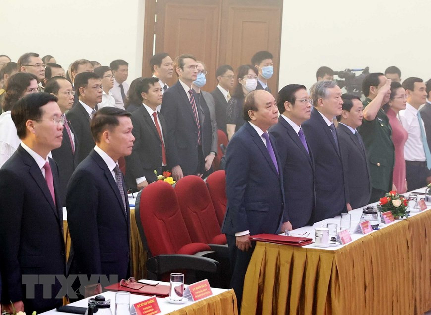 Delegates to the event attend the national flag salute ceremony (Photo: VNA)