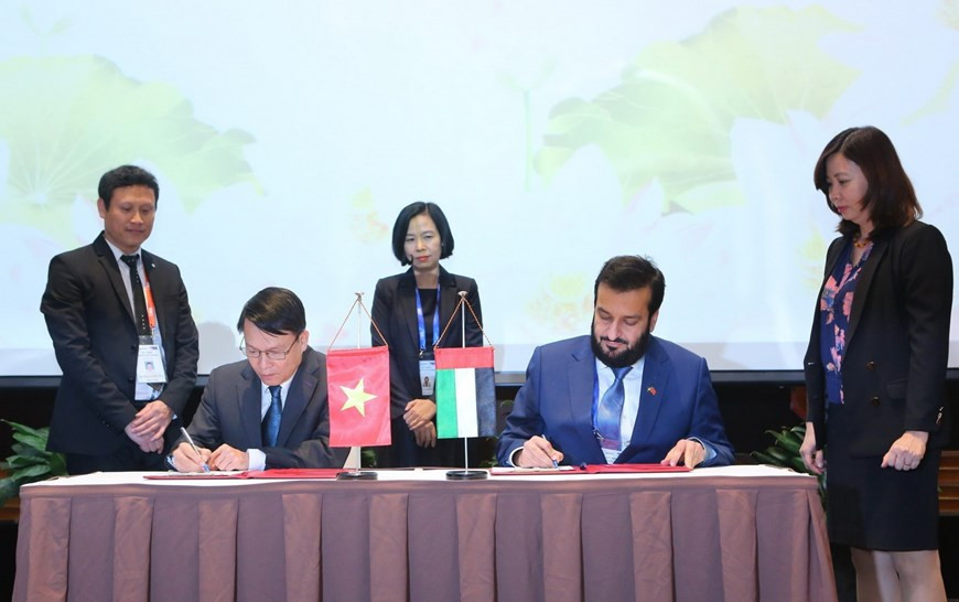A Memorandum of Understanding (MoU) on bilateral cooperation is signed by VNA Director General Nguyen Duc Loi and WAM Executive Director Mohamed Jalal Alrayssi in Hanoi on April 19 within the framework of the 44th Executive Board Meeting of the Organisation of Asia-Pacific News Agencies (OANA) hosted by the VNA (Photo: VNA)