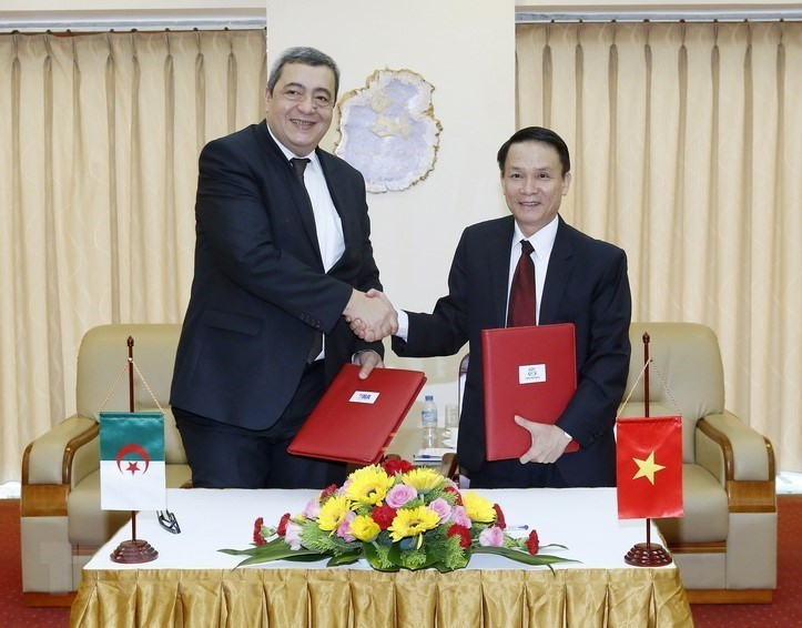 VNA General Director Nguyen Duc Loi and Agency Algeria Press Service (APS) Director General Abdelhamid Kacha sign bilateral cooperation agreement, Hanoi, June 14, 2017 (Photo: VNA)