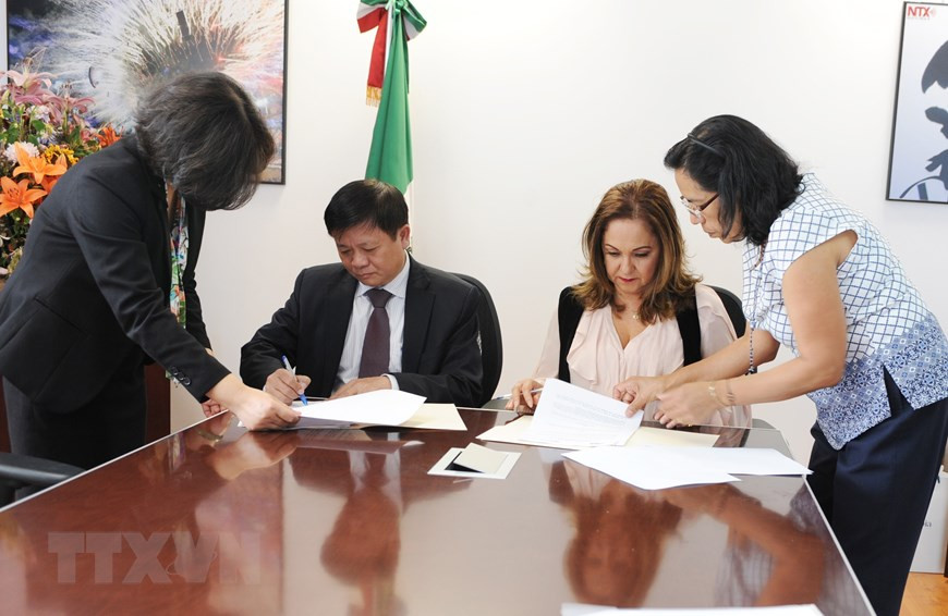 Deputy General Director of Vietnam News Agency Dinh Dang Quang and head of the official Mexican news agency Notimex Sanjuana Martínez Montemayor sign cooperation deal between Vietnam News Agency and Notimex as part of the former’s working visit to Mexico, April 2-9, 2019 (Photo: VNA)