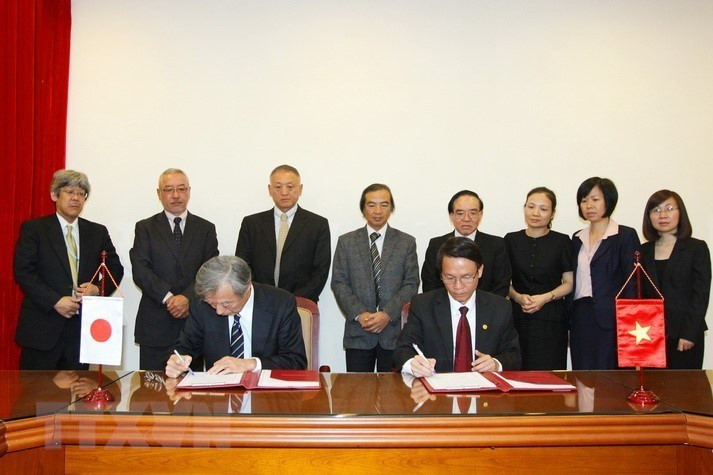 VNA General Director Nguyen Duc Loi holds talks with a delegation from Kyodo News (Japan), which is headed by Chairman Masaki Fukuyama in Hanoi, November 4, 2013 (Photo: VNA)