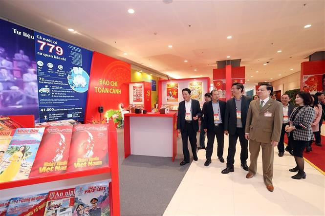 Delegates visit the exhibition of books, newspapers and magazines. (Photo: VNA)