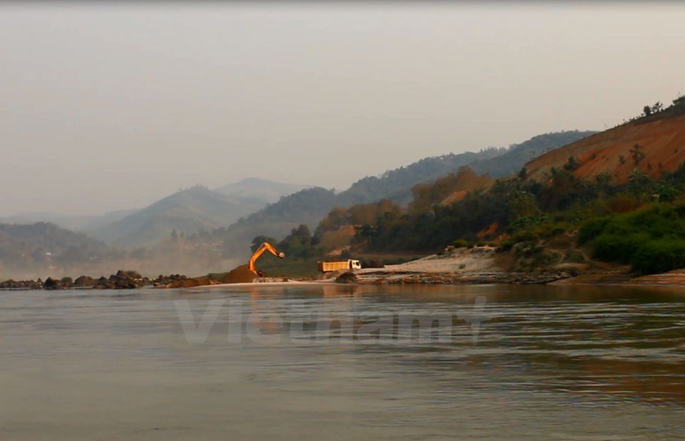 Construcitoin site at a hydropower plant on Mekong River in Laos (Photo: VNA)