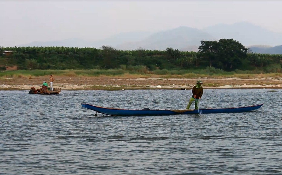 Lao people catch fish on the river. (Photo: VNA)