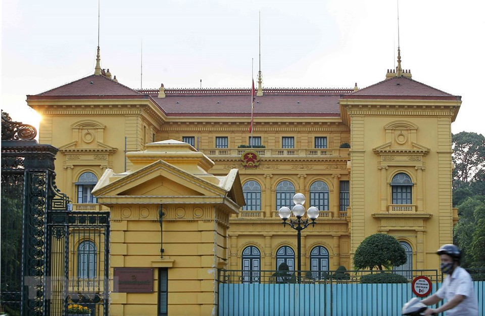 The national flag flies at half-mast at the Presidential Palace (Photo: VNA)