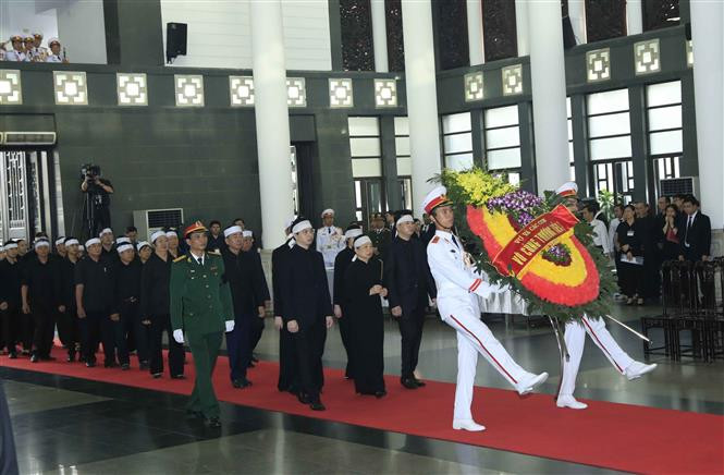 Relatives of President Tran Dai Quang at the respect-paying ceremony. (Photo: VNA)