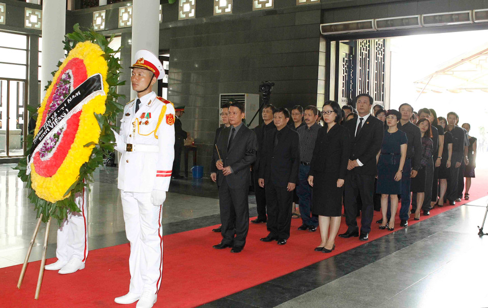 A Vietnam News Agency delegation led by member of the Party Central Committee and VNA Director General Nguyen Duc Loi pay respect to President Tran Dai Quang (Source: VNA) 