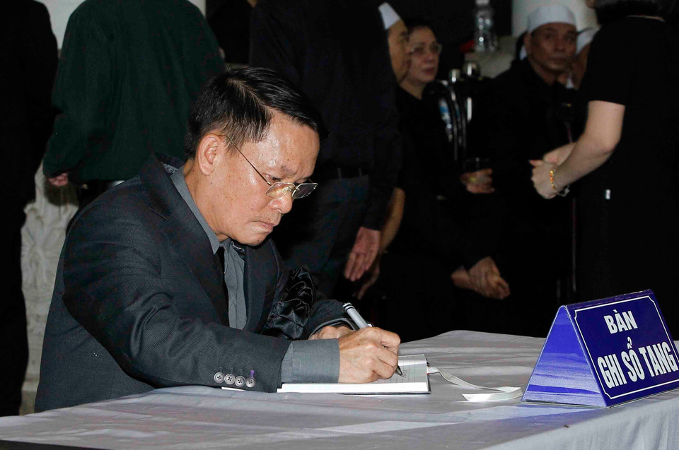 VNA Director General Nguyen Duc Loi writes on funeral book (Source: VNA)
