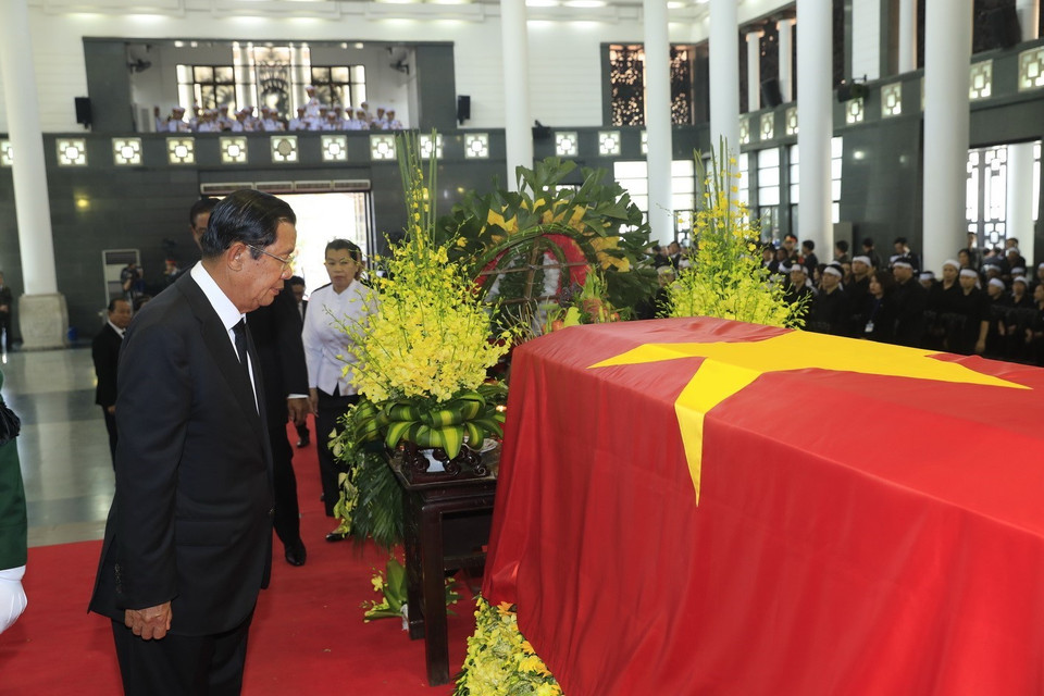 Cambodian Prime Minister Samdech Techo Hun Sen pays respect to President Tran Dai Quang. (Photo: VNA)