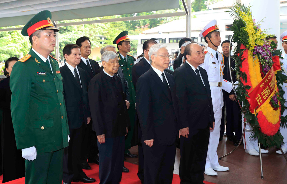A delegation of the Communist Party of Vietnam Central Committee led by General Secretary Nguyen Phu Trong pays respect to President Tran Dai Quang. (Photo: VNA)