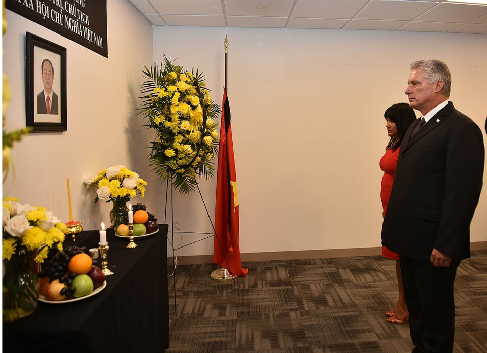 Cuban President Miguel Diaz-Canel pays homage to President Tran Dai Quang. (Photo: VNA)