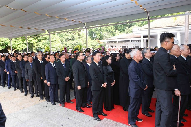 Incumbent and former leaders of the Party, State and representatives of central and local agencies pay their last respect to President Tran Dai Quang. (Photo: VNA)