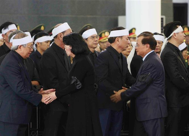  Acting President Dang Thi Ngoc Thinh and former Secretary of the Hanoi Party Committee Pham Quang Nghi express their sympathy to President Tran Dai Quang's family. (Photo: VNA)