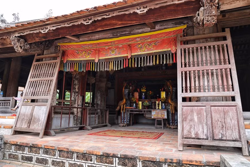 Dai Dinh consists of five rooms with two doors, four curved roofs and the facade looking southwest. The back chamber is a building that connects three rooms in the middle of the main building and opening up to the back. (Photo: Xuan Mai/Vietnam+)
