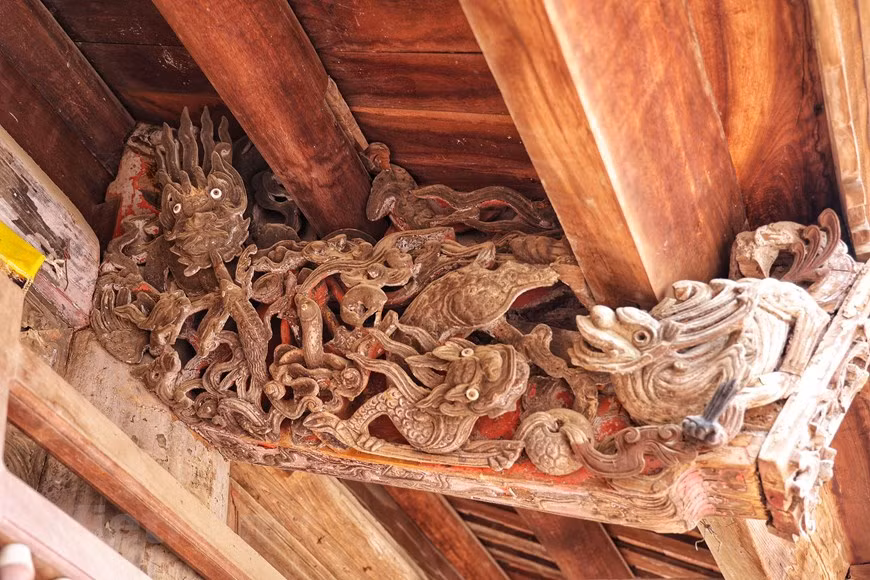 Decorative trusses such as dragons, tigers, fish, birds, flowers and clouds, are engraved (Photo: Xuan Mai/Vietnam+)