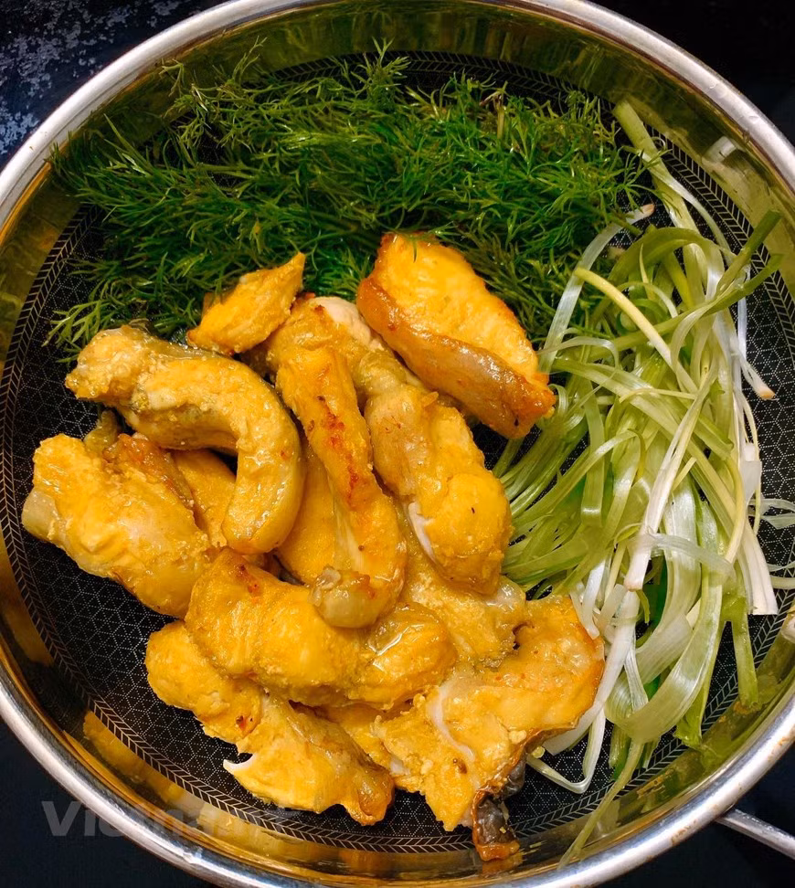 Let the grilled fish cool off for firmer texture (Photo: Dau Dau/Vietnam+)